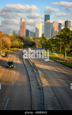 Lo skyline del centro cittadino di Houston come si vede dal Studemont ponte attraverso il Memorial Drive Foto Stock