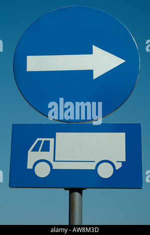 Il traffico su strada segno indicante destra girando in avanti solo Foto Stock