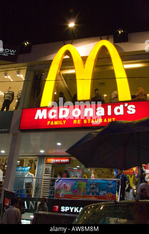 Ristorante McDonalds all'interno di un moderno Indian shopping mall e dal centro commerciale Foto Stock