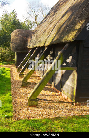 Il legno e paglia chiesa di Santa Maria Vergine e San Nicola al Sandy Lane vicino a Chippenham Wilts Inghilterra UK UE Foto Stock