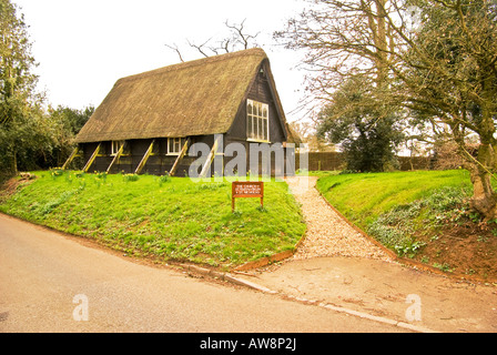 Vista stradale del legno e paglia chiesa di Santa Maria Vergine e San Nicola al Sandy Lane vicino a Chippenham ^Wilts Inghilterra Foto Stock