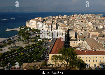 Corfu Old Town visto dalla Nuova Fortezza Veneziana, Corfu isola del Mar Ionio, Grecia Foto Stock