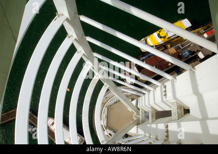 Una vista dal di dentro al di fuori del vetro pavimentato spinnaker tower osservazione camere Gunwharf Quays in Portsmouth hants Foto Stock