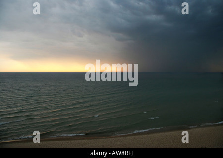 Il lago Michigan al tramonto arancione di mi con le nuvole tempestose che incombono sull'acqua vista dall'alto nessuno in orizzontale negli Stati Uniti d'America grandi Laghi ad alta risoluzione Foto Stock