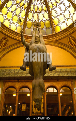 Statua equestre di David Cerny in Lucerna Pasaz nel centro di Praga, la capitale della Repubblica ceca UE Foto Stock