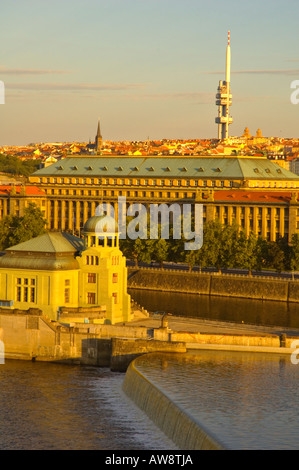 Fiume Vltava con la Zizkov tv tower in background a Praga la capitale della Repubblica ceca UE Foto Stock