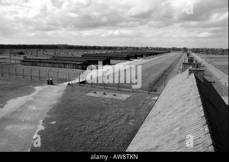 Il restante capanne in legno nell'ex campo di concentramento nazista di Auschwitz Birkenau, Oswiecim, Polonia. Foto Stock