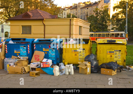 Cassonetti per il riciclaggio nel quartiere Nusle di Praga la capitale della Repubblica ceca UE Foto Stock