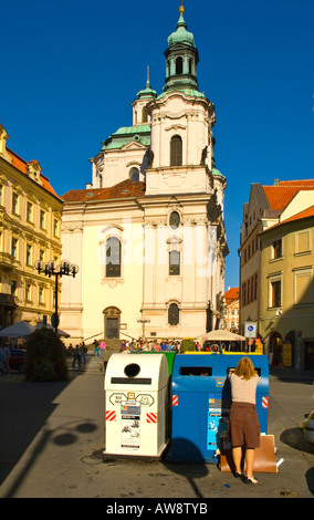 Una donna che utilizza contenitori di riciclaggio nel centro di Praga, la capitale della Repubblica ceca UE Foto Stock