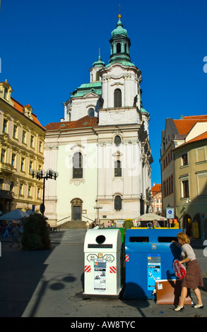 Una donna che utilizza contenitori di riciclaggio nel centro di Praga, la capitale della Repubblica ceca UE Foto Stock