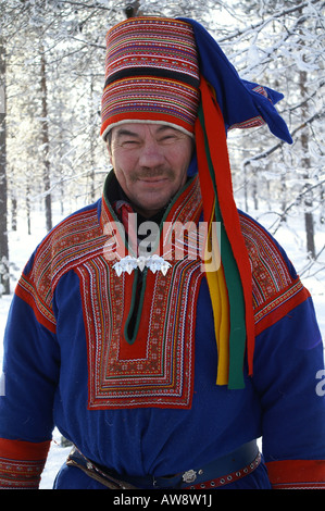 Laplander in costume tradizionale. Sami abito tradizionale Foto Stock
