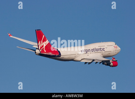 Virgin Atlantic Boeing 747-41R decollare da Londra Heathrow Foto Stock