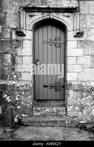 Ingresso sul lato di San Michele Arcangelo Chiesa a Chagford sul Parco Nazionale di Dartmoor Devon meridionale Inghilterra in bianco e nero Foto Stock