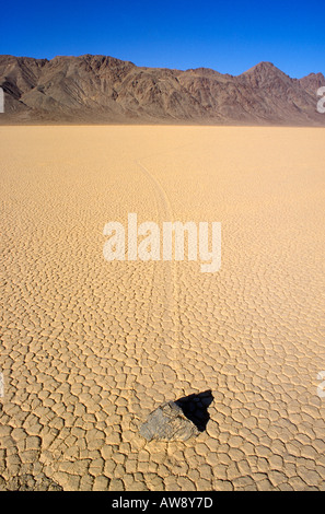 La luce del mattino su una delle misteriose Rocce in movimento su playa in autodromo Parco Nazionale della Valle della Morte in California Foto Stock