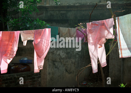 Accappatoi rosa appesi ad asciugare a Zayar Theingi convento in Sagaing sulle colline vicino a Mandalay, Myanmar (Birmania) Foto Stock