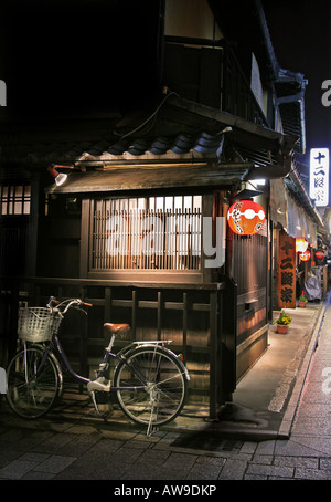 Bike a Gion Geisha di Kyoto ad angolo Foto Stock