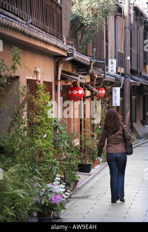 Donna che cammina lungo la strada di una Geisha angolo giapponese di Kyoto Foto Stock