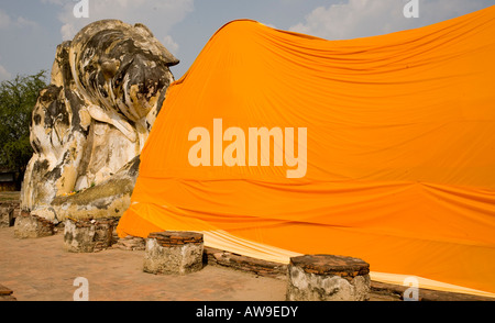 Gigante Buddha reclinato con Safron Robe antica città di Ayuthaya Thailandia del sud-est asiatico Foto Stock