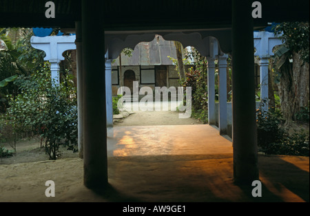 Ingresso alla sala da preghiera (o) namghar in Uttar Kamalabari Satra, Majuli Island, Assam, India Foto Stock