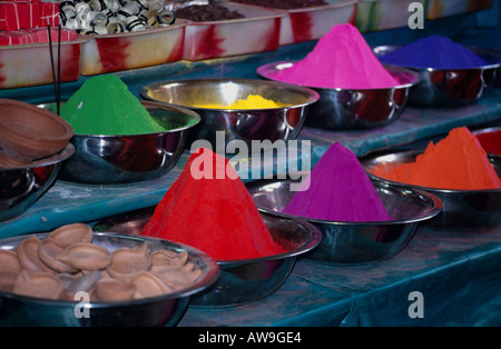 Vivacemente colorato coloranti su uno stallo al mercato Devaraja, Mysore, Karnataka, India Foto Stock