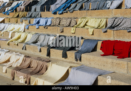 Stendibiancheria sul ghats, Varanasi, Uttar Pradesh, India Foto Stock