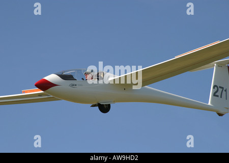 Una moderna sede singola glider in arrivo a terra con airbrakes aperto Foto Stock