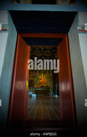 Il principio Buddha all'Wihan di Wat Nong Bua in Nong Bua villaggio di Tha Wang Pha district Nan della Thailandia Foto Stock