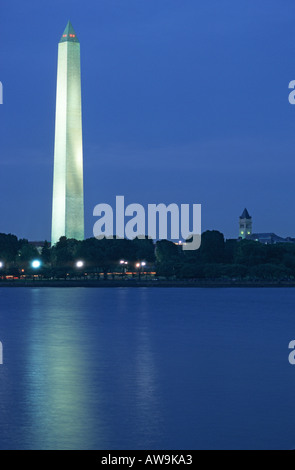 Il Monumento a Washington da tutto il bacino di marea a Washington DC USA Foto Stock