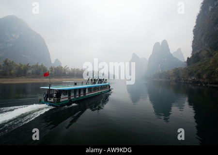 Crociera in barca sul fiume Li a Guilin e Yangshuo regione del Guangxi regione autonoma della Repubblica popolare cinese Foto Stock