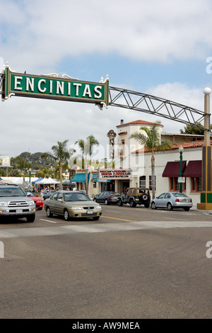 Il Encinitas segno oltre l'autostrada 101 in prossimità della La Paloma teatro in Encinitas California USA Foto Stock