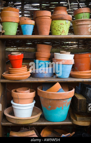 Vasi di terracotta impilati su un ripiano Foto Stock