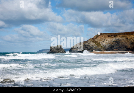 Atlantico ruvida in mare Portreath, Cornwall Regno Unito. Foto Stock