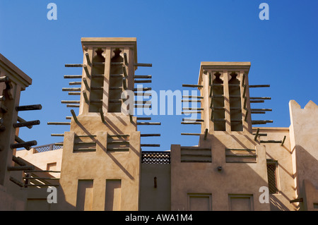 Quattro facciate aria condizionata naturale windtower chiamato Barjeel. Al Dubai Museum in Al Fahidi Fort. Dubai, Emirati arabi uniti Foto Stock