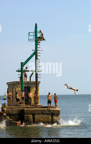 Europa Romania il litorale del Mar Nero Constanta Tomis Porto e locali di bambini che giocano in acqua Foto Stock