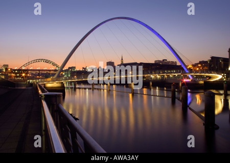 Newcastle Gateshead Quayside mostra Millennium Bridge e Tyne Bridge al tramonto, preso dalla galleria d'arte Baltic Foto Stock