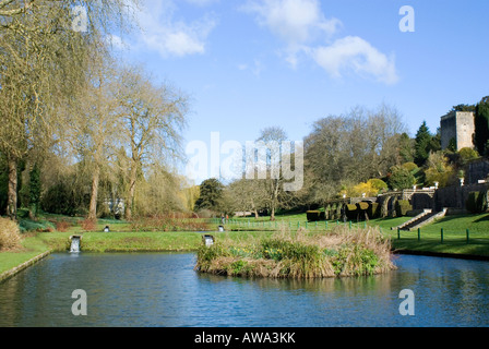 Il lago e i Giardini e Museo Nazionale di Storia/ Amgueddfa Werin Cymru, St Fagans, Cardiff, Galles. Foto Stock