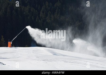 Generatori di neve sulla pista, Chatel, Francia Foto Stock