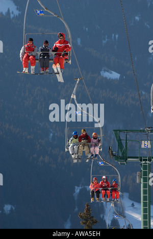 Gli sciatori sulla seggiovia, Chatel, sulle alpi francesi, Francia Foto Stock