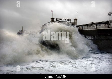 Un onda Gigante batte il litorale dal molo di Brighton come 80mph winds ha colpito la Gran Bretagna Foto Stock