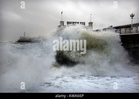 Un onda Gigante batte il litorale dal molo di Brighton come 80mph winds ha colpito la Gran Bretagna Foto Stock