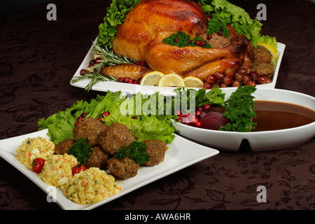 tacchino ripieno arrostito con sugo di carne su un piatto bianco e cena di Natale con contorno di verdure sul tavolo dall'alto orizzontale negli Stati Uniti ad alta risoluzione Foto Stock