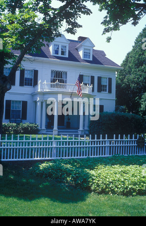 Lo stile coloniale clapboard house in Old Lyme Connecticut New England costruito 1895. Anteriore semicircolare di un portico con colonne ioniche Foto Stock