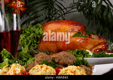 Arrostire il tacchino intero con il ripieno su un piatto bianco il cibo per la cena del giorno del Ringraziamento sul tavolo da vicino nessuno in orizzontale negli Stati Uniti ad alta risoluzione Foto Stock