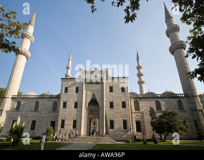 Il giardino entrata alla grande moschea i suoi quattro minareti incorniciata dagli alberi moschea di Suleyman il magnifico Foto Stock