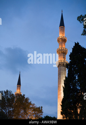 I minareti al crepuscolo due minareti dalla famosa moschea candele bagnate in washer appena dopo che il sole ha impostato Foto Stock