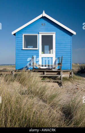 In legno di colore blu beach hut a testa Hengistbury Foto Stock