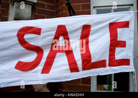 Accozzaglia Vendita banner al di fuori village hall di bianco e rosso Foto Stock
