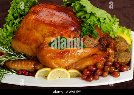 Il tacchino arrosto ripieno intero con verdure su un piatto, immagini di cena natalizia, foto, vendita per su Alamy orizzontale in USA US ad alta risoluzione Foto Stock