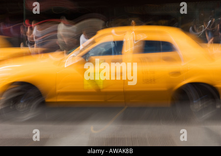 Taxi sulla strada di New York NY Foto Stock