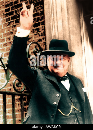 WINSTON CHURCHILL (1874-1965) del primo ministro britannico dà il suo V per la vittoria di firmare in aprile 1945 fuori 10 Downing Street Foto Stock